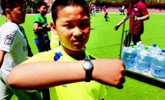 Schools monitor students' temperatures with bracelets