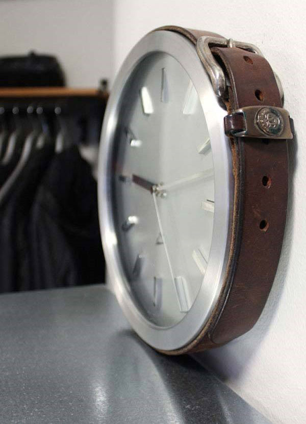 Decorate the clocks with used belts