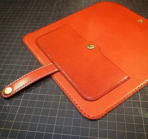 Sewing the cover of wallet