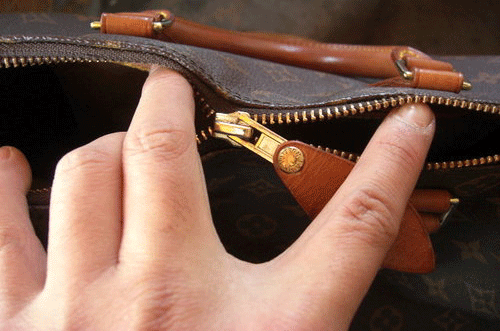 Separated handbag zipper tooth