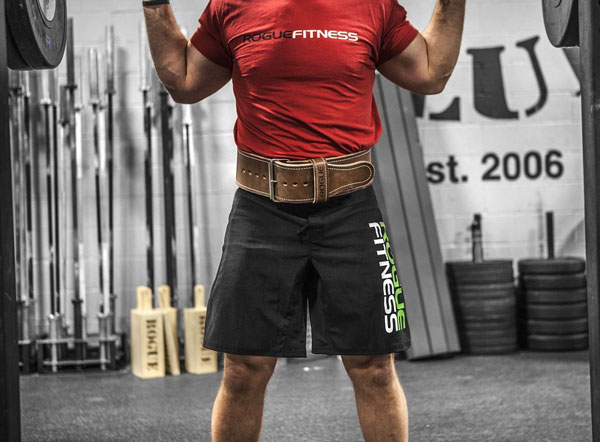 A men using a lifting belt