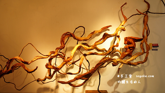 leather works with the form of sculpture, which parts used in leather cord to stand out.